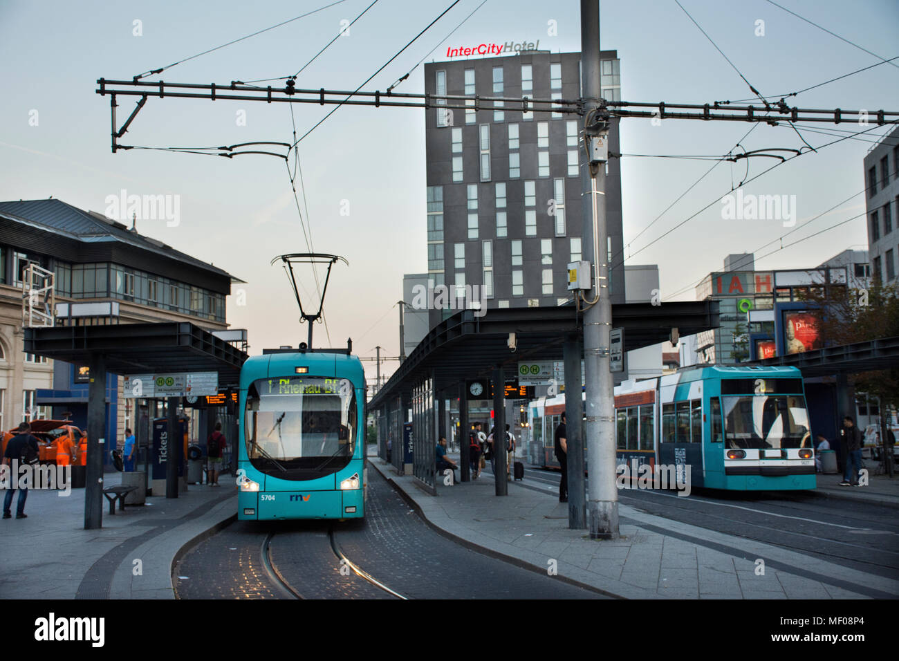 Tedesco e i viaggiatori stranieri la gente camminare e attesa di tram e autobus a fronte di Mannheim Hauptbahnhof stazione ferroviaria su agosto 29, 2017 in Mann Foto Stock