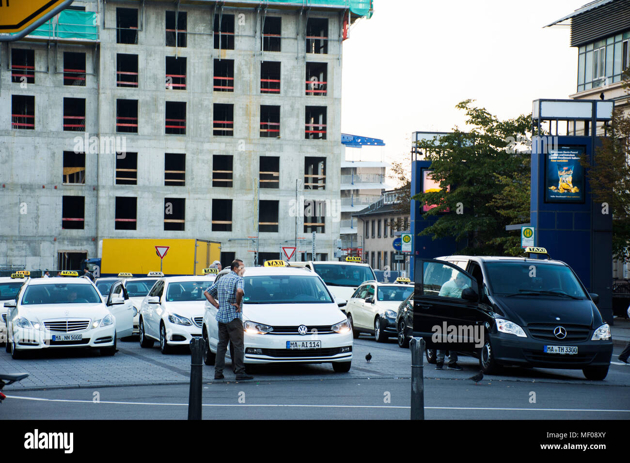 Popolo tedesco fermare un taxi al parcheggio e attendere passeggeri e viaggiatori utilizzano service a Mannheim Hauptbahnhof stazione ferroviaria su agosto 29, 2017 in Mannhe Foto Stock