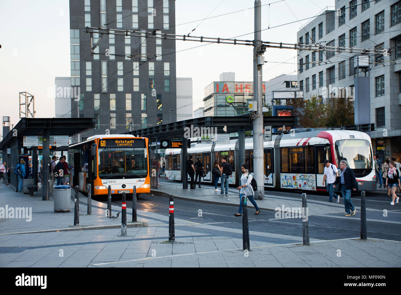 Tedesco e i viaggiatori stranieri la gente camminare e attesa di tram e autobus a fronte di Mannheim Hauptbahnhof stazione ferroviaria su agosto 29, 2017 in Mann Foto Stock