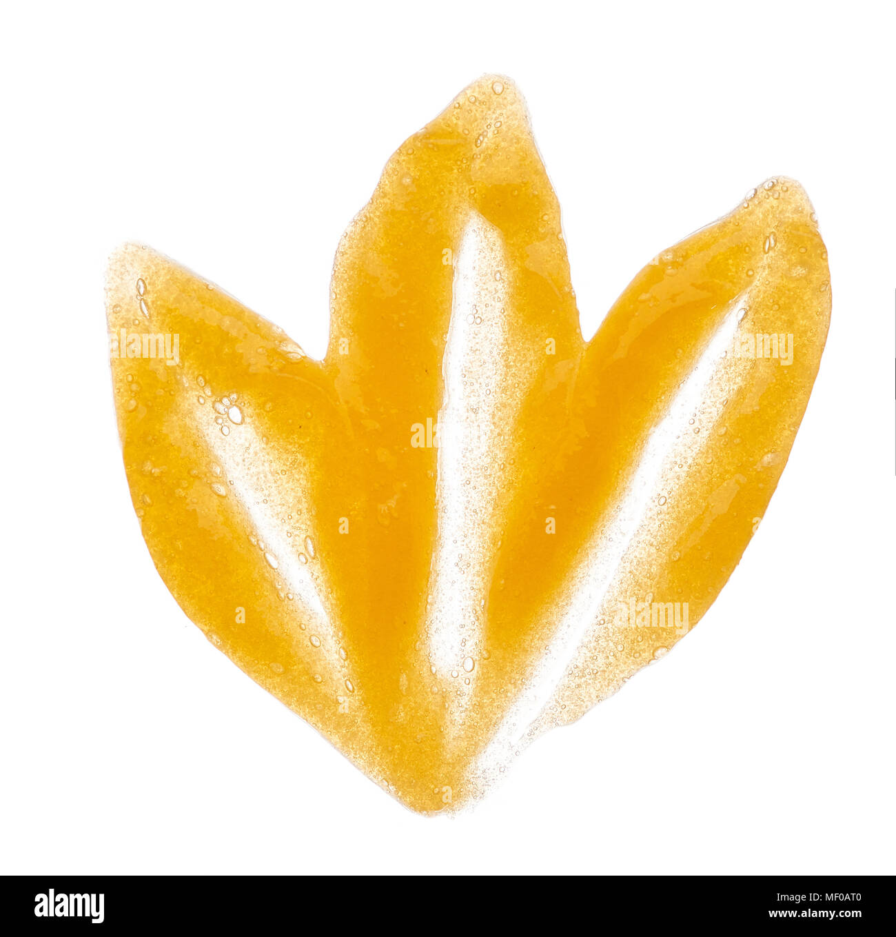 Cospargere di zucchero arancio scrub per il corpo e le labbra sono isolded su uno sfondo bianco. La texture di cosmetici body scrub di colore arancione Foto Stock