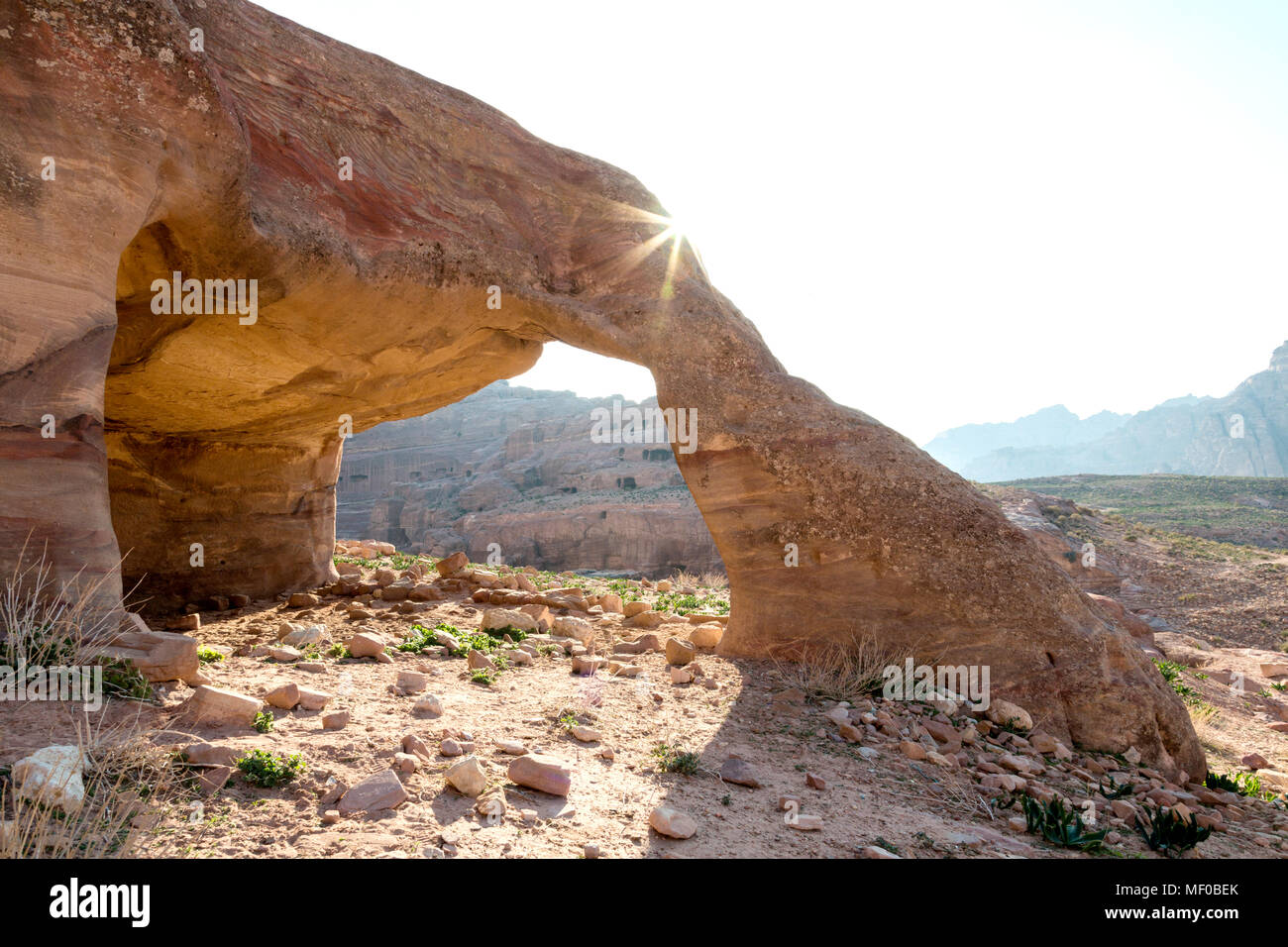 Arco in pietra nella valle di Petra, Giordania Foto Stock