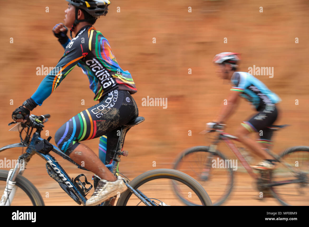 Il panning shot di biker contro uno sfondo semplice durante il PCC specializzati corsa presidenziale Mountain bike la concorrenza 2013 a Semenyih, Malaysia. Foto Stock