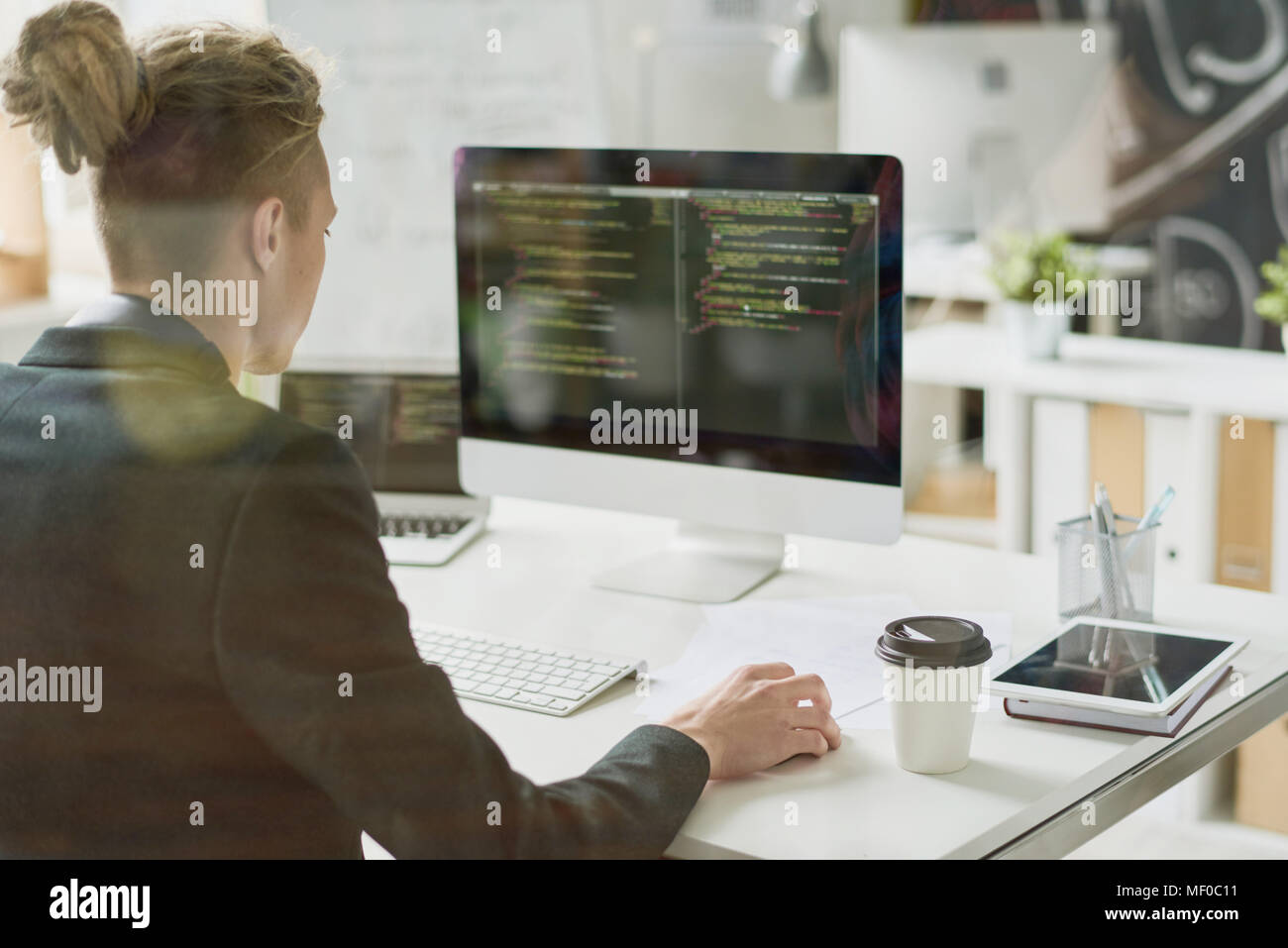 Codificatore di talento lavora con il linguaggio dei computer Foto Stock