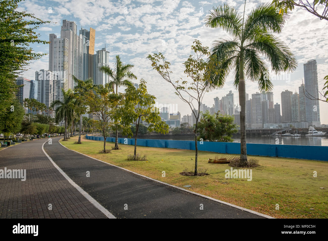 Panama City ocean promenade, marciapiede di parco pubblico con sfondo skyline - Avenida Balboa Foto Stock