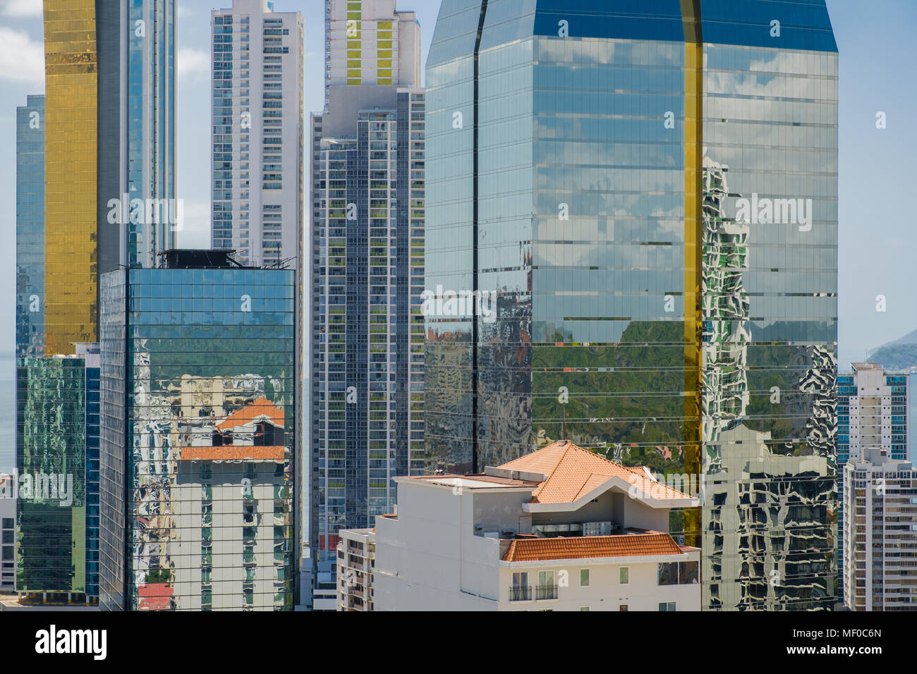 Lo skyline della citta', il grattacielo edifici, moderni paesaggio urbano della città di Panama Foto Stock