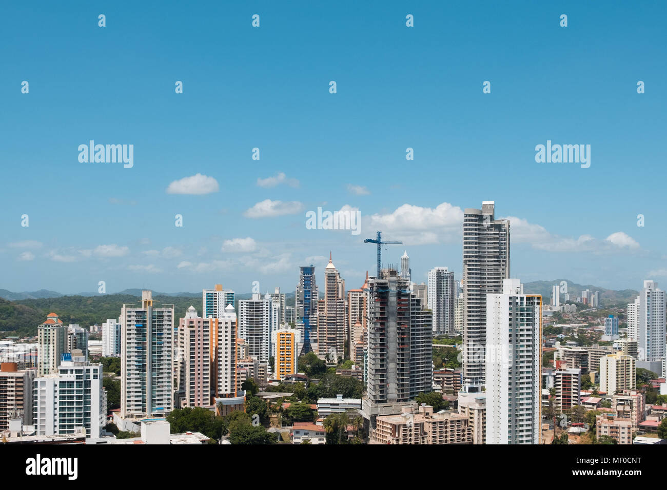 Paesaggio urbano moderno skyline con cielo blu e molti grattacielo edificio su una soleggiata giornata estiva Foto Stock