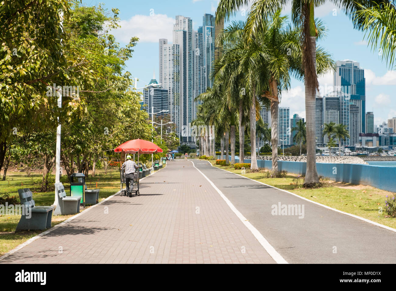 Il marciapiede in parco pubblico a ocean Promenade e sfondo dello skyline della città di Panama ( Avenida Balboa) Foto Stock