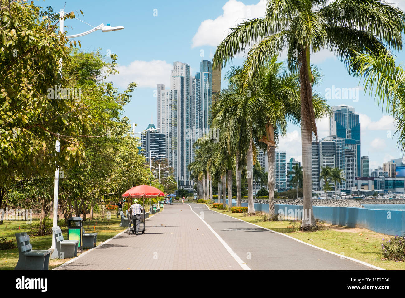 Il marciapiede in parco pubblico a ocean Promenade e sfondo dello skyline della città di Panama ( Avenida Balboa) Foto Stock