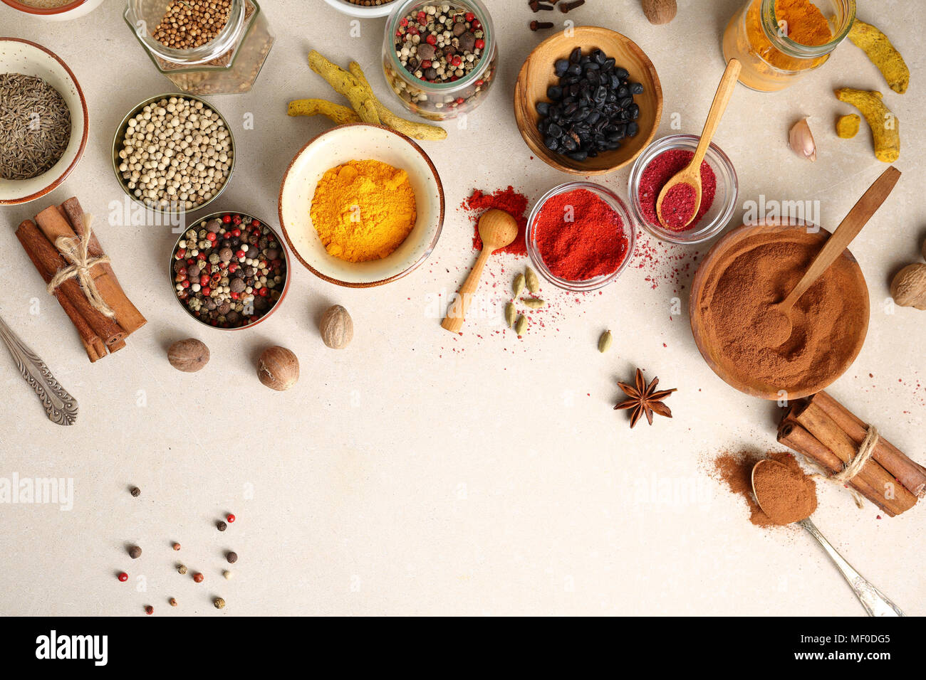 Curcuma e altri condimenti sopra impostata Foto Stock