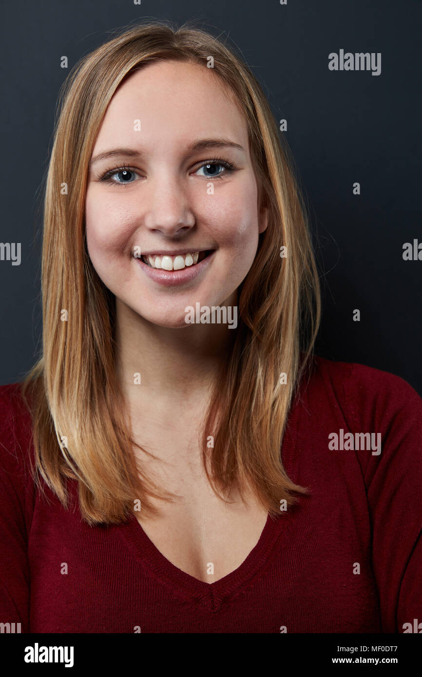 Sorridente giovane donna bionda vista frontale dal lato anteriore Foto Stock