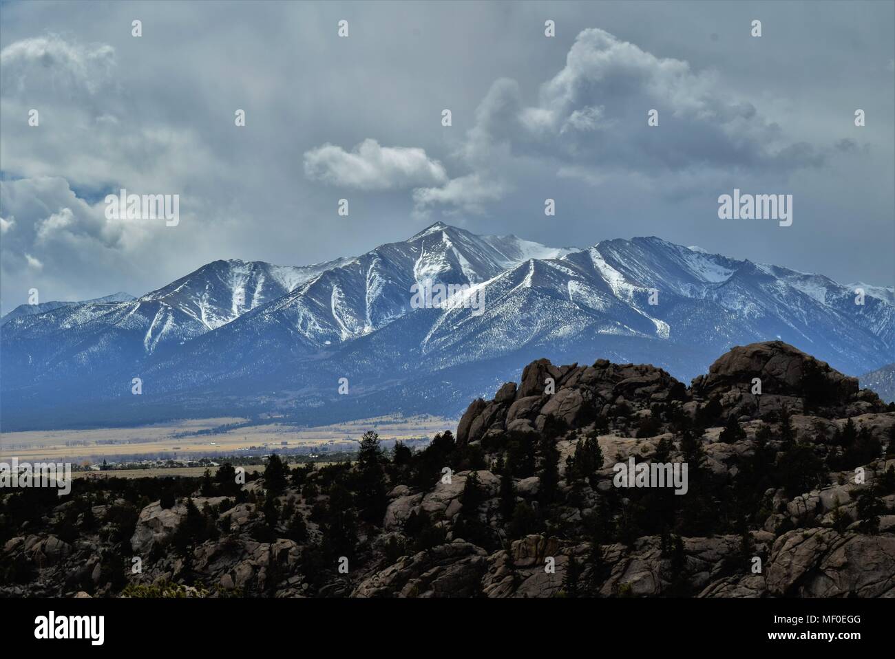 Parzialmente in cielo molto nuvoloso con visibile cielo chiaro su cime Mount Princeton (della collegiata picchi mountain range) nella splendida Buena Vista, Colorado Foto Stock