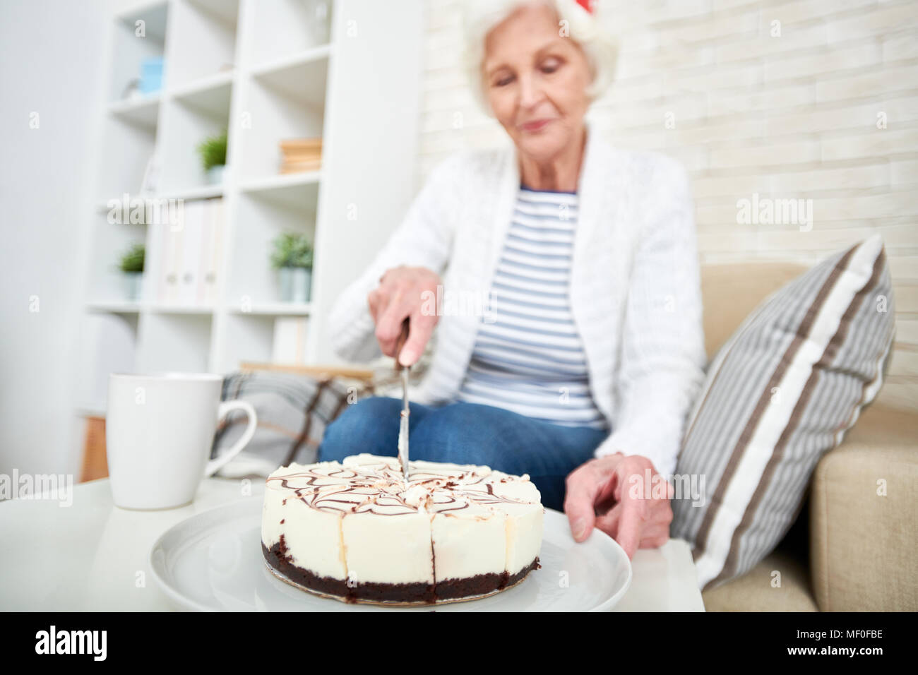 Senior Donna Festeggia Il Compleanno Da Solo Foto Stock Alamy
