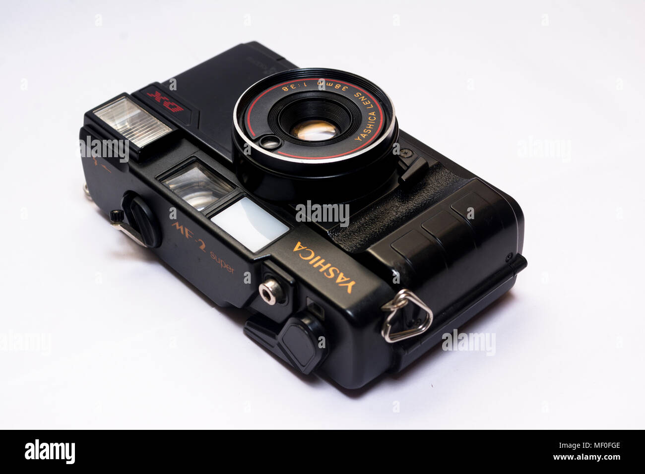 Yashica telecamera analogica in sfondo bianco Foto Stock