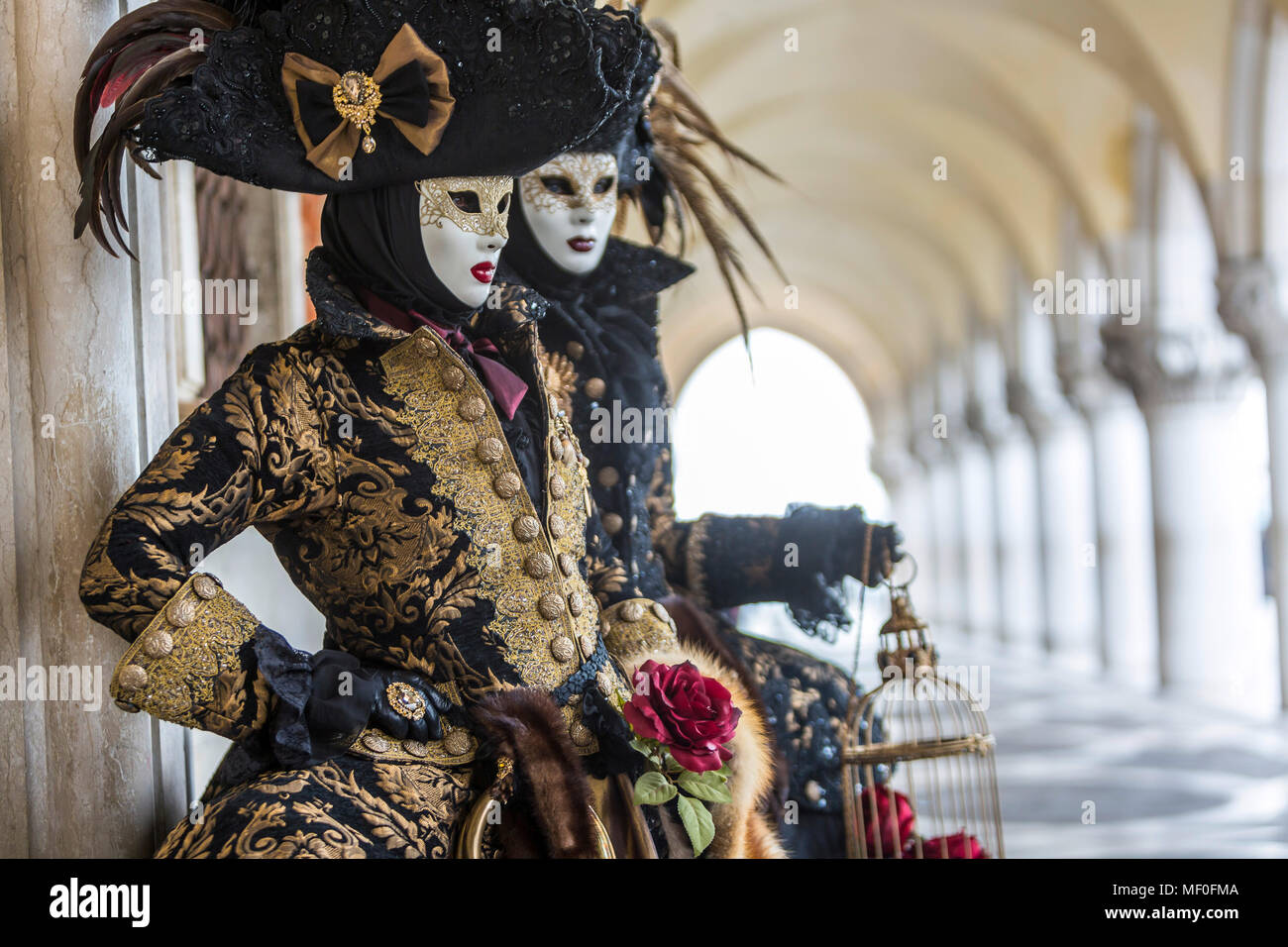 Storico Carnevale di Venezia con maschere e costumi colorati. Foto Stock