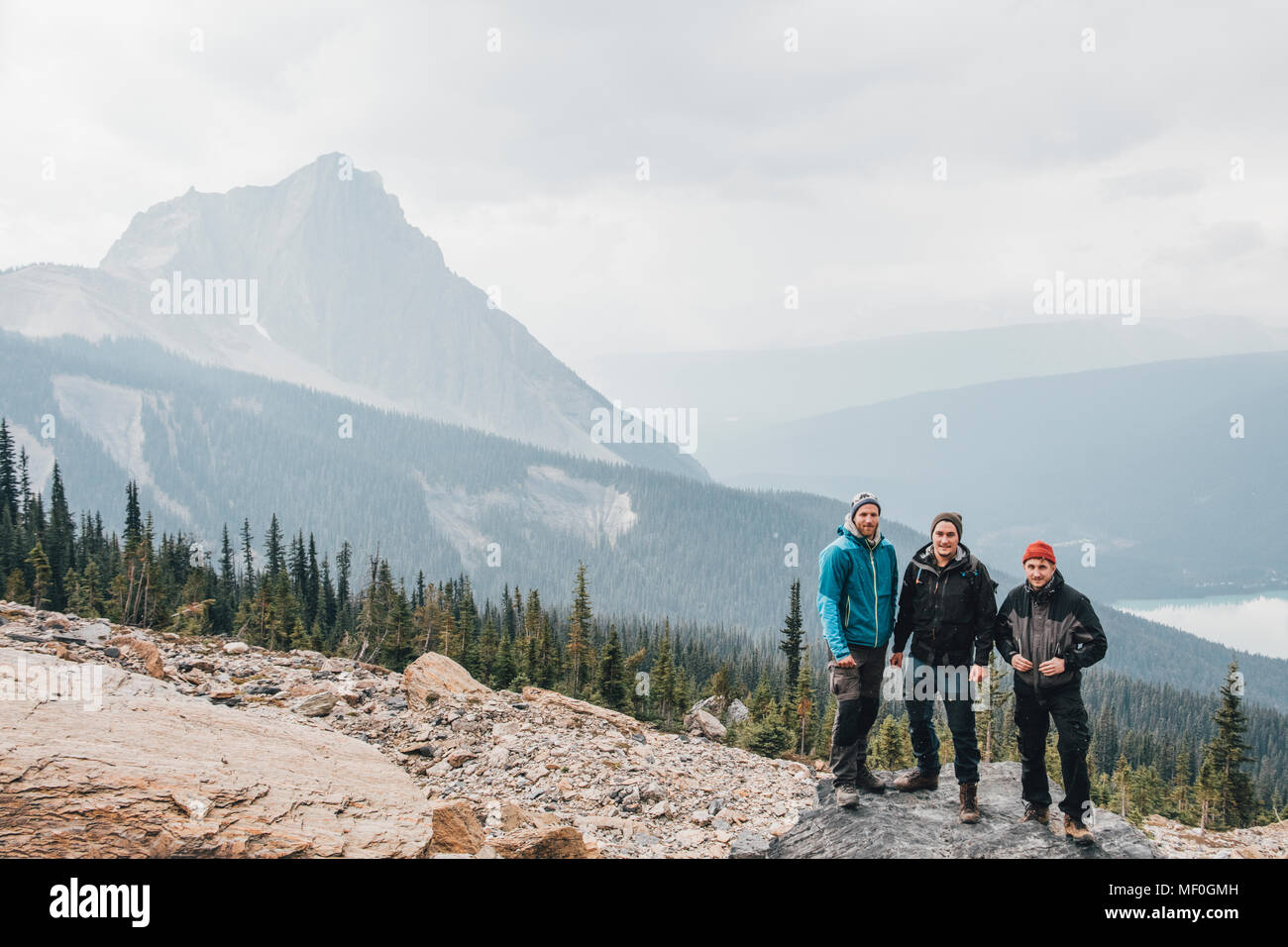 Canada, British Columbia, Parco Nazionale di Yoho, ritratto di tre escursionisti a Mount Burgess Foto Stock