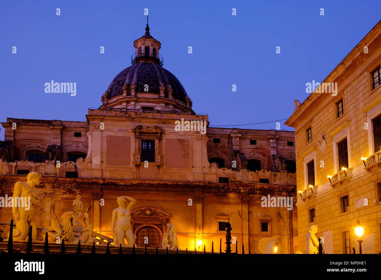 Fontana Pretoria und Chiesa Santa Caterina, in der Dämmerung, Piazza Pretoria, Palermo, Sizilien, Italien Foto Stock