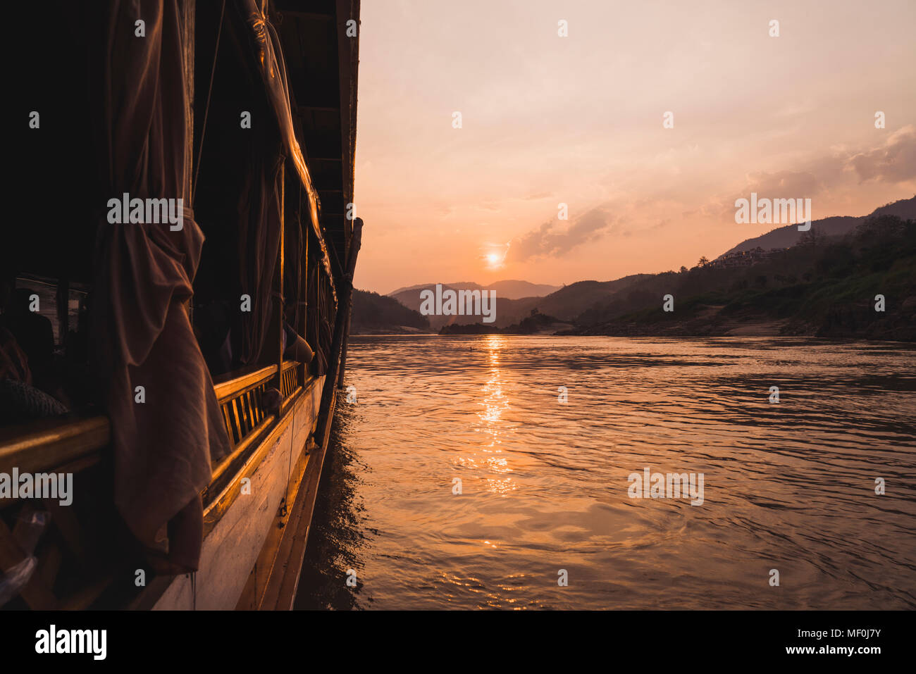 Il Laos, il fiume Mekong, in barca al tramonto Foto Stock