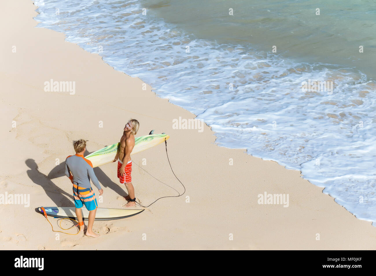 Indonesia, Bali, surfisti a Bingin beach Foto Stock