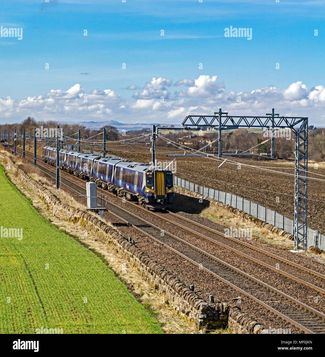Servizio temporaneo classe Scotrail 380 EMU elettrico verso Edimburgo da Glasgow a Park Farm est della Scozia Linlithgow Regno Unito Foto Stock