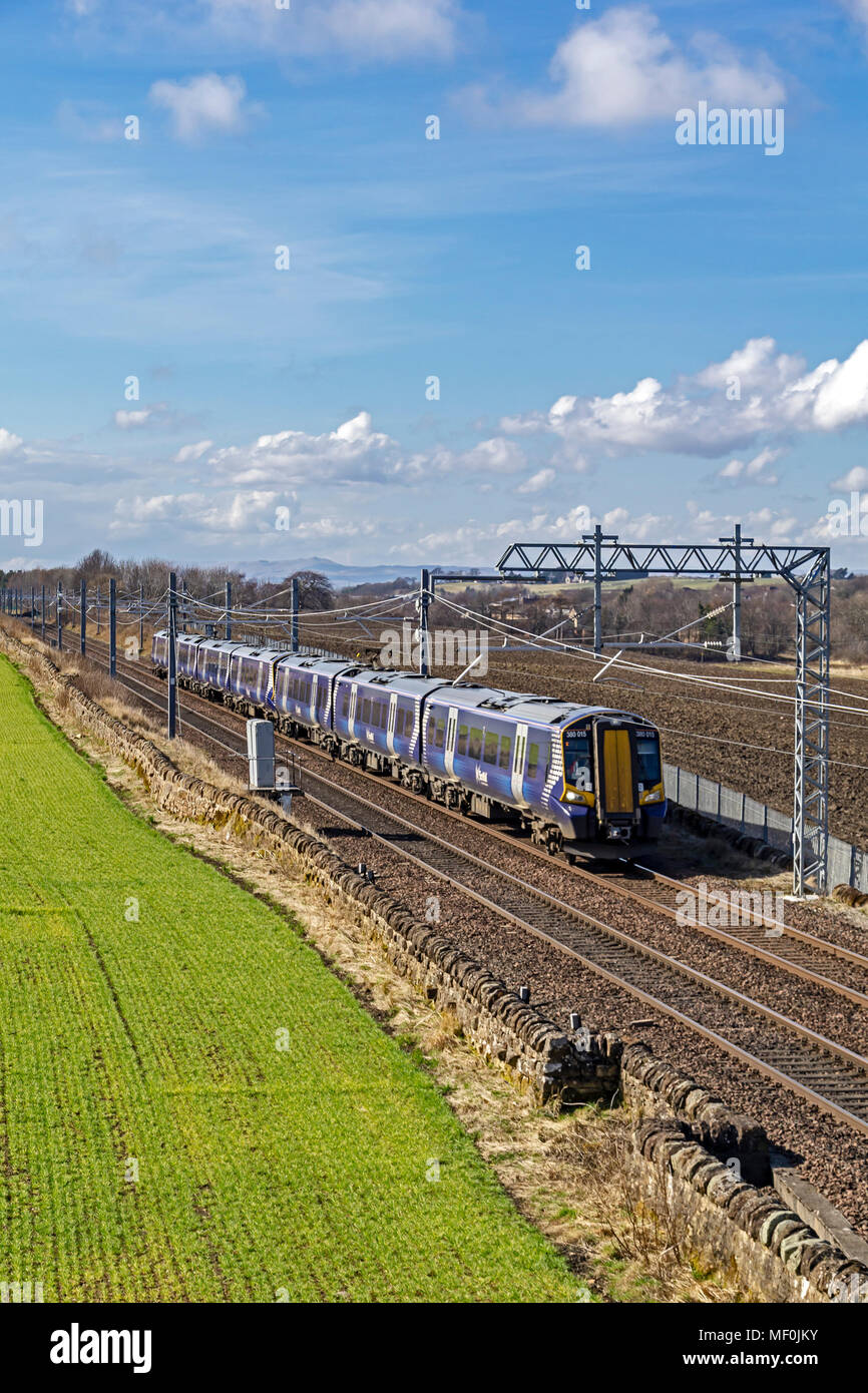 Servizio temporaneo classe Scotrail 380 EMU elettrico verso Edimburgo da Glasgow a Park Farm est della Scozia Linlithgow Regno Unito Foto Stock