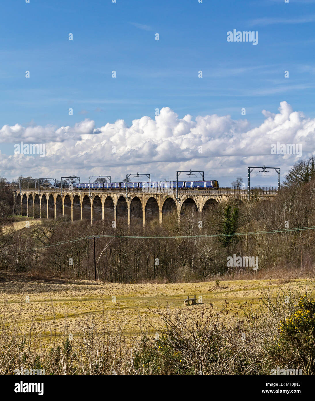 Classe Scotrail 380 UEM attraversando il viadotto di Avon a ovest di Linlithgow West Lothian Scozia UK en route per Edimburgo da Glasgow Foto Stock