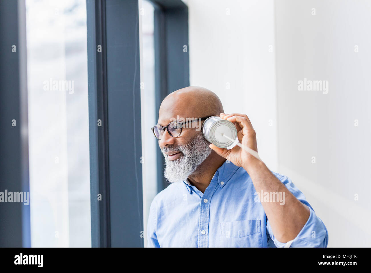 Imprenditore usando stagno può telefono Foto Stock Imprenditore usando stagno può telefono Foto Stock
