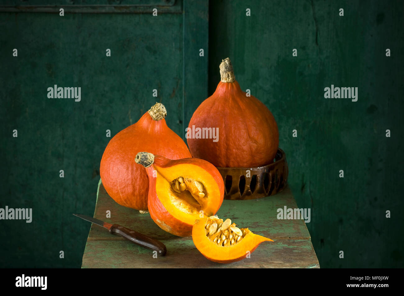 Intero e fette di zucca di Hokkaido Foto Stock