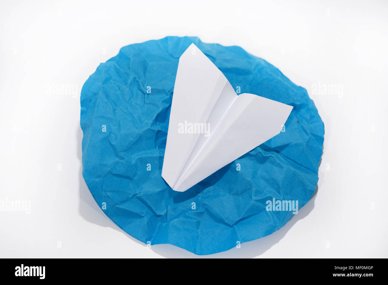 Libro bianco piano rotondo sul cerchio blu. Foto astratte. Foto Stock