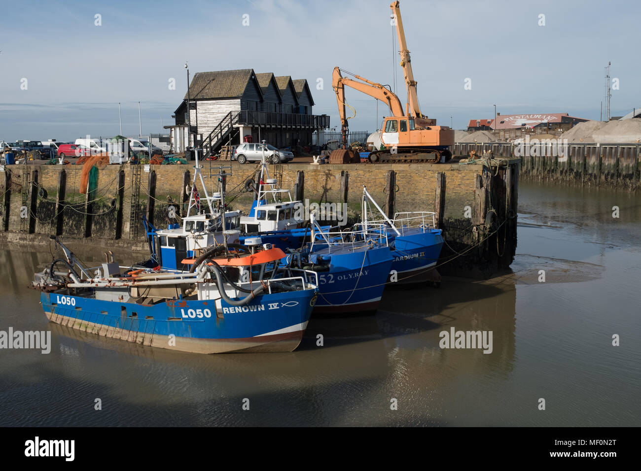 Barche da pesca pescherecci da traino bassa marea a Whitstable Kent Porto Foto Stock