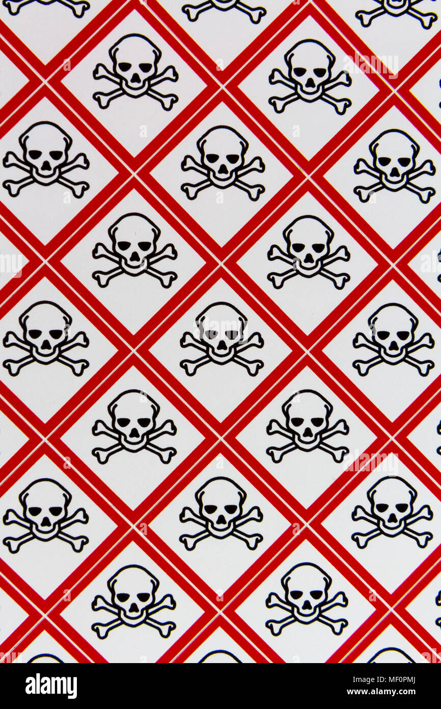 Un foglio del Regolamento CLP GHS/chimica delle etichette di avvertimento per la tossicità acuta (simbolo: cranio e crossbones materiali. Foto Stock
