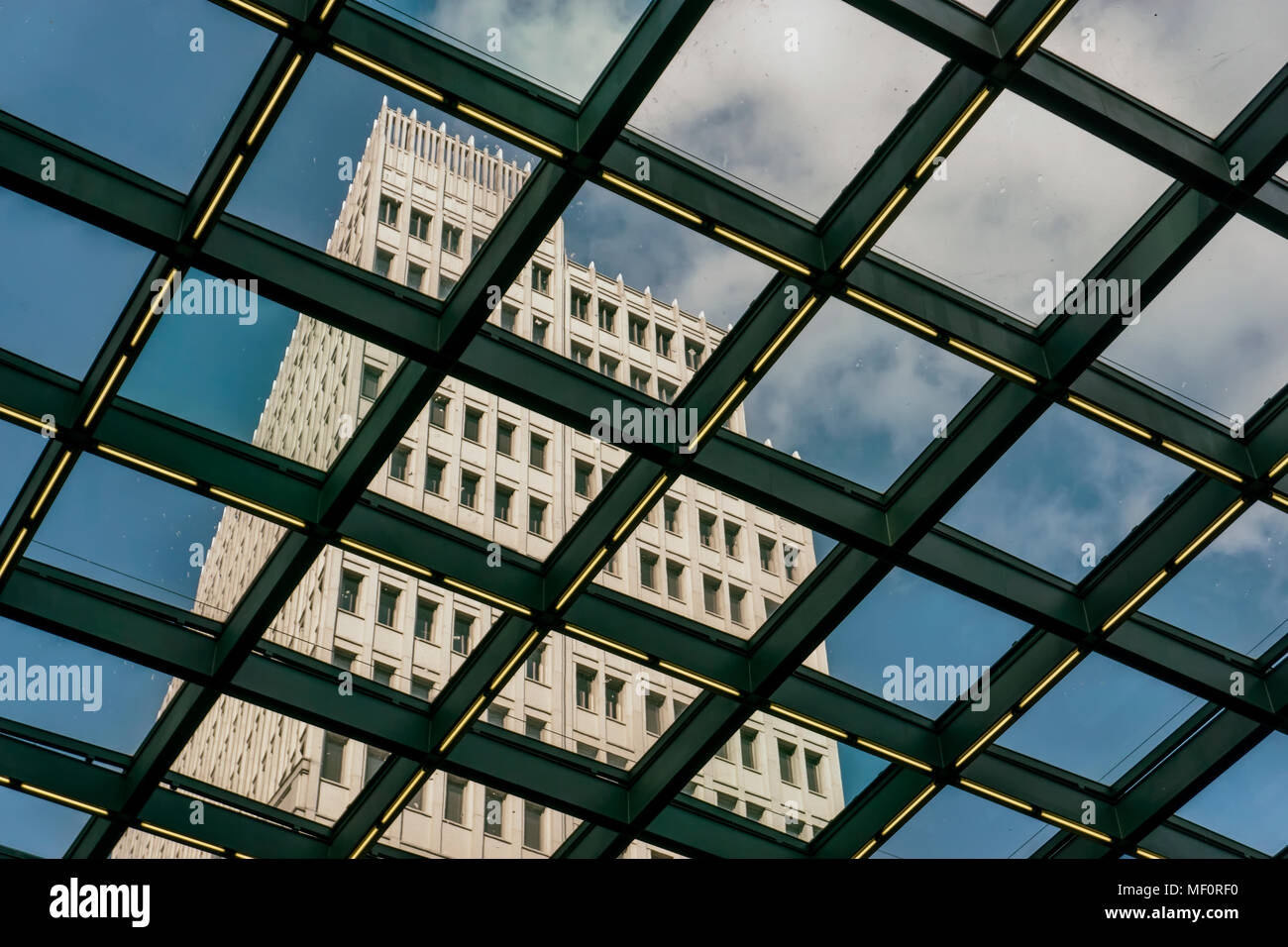 Una torre del Centro Beisheim visto attraverso il vetro del tetto della Potsdamer Platz station Foto Stock