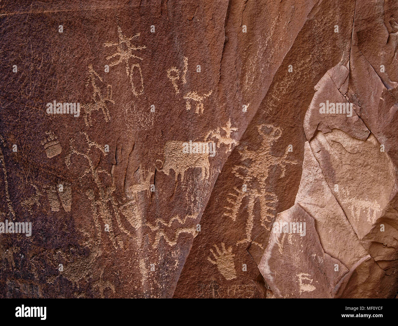 Newspaper Rock nativi indiani americani sono stati incisione e disegno su Newspaper Rock in Utah per più di duemila anni. Le marcature in queste rovine narrano le storie, modelli di caccia, cicli di raccolto e mitologie Foto Stock