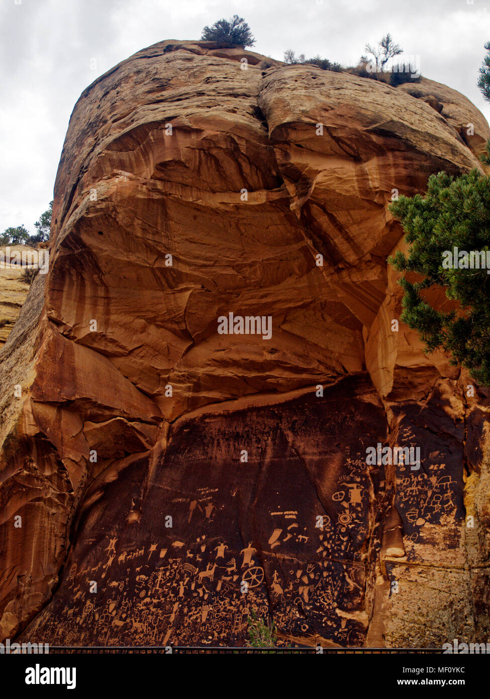 Newspaper Rock nativi indiani americani sono stati incisione e disegno su Newspaper Rock in Utah per più di duemila anni. Le marcature in queste rovine narrano le storie, modelli di caccia, cicli di raccolto e mitologie Foto Stock