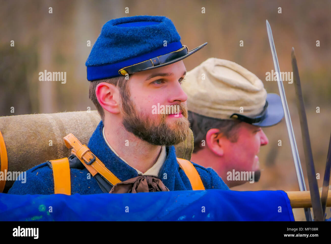 MOORPARK, CA, Stati Uniti d'America - 18 Aprile 2018: Ritratto di uomo con uniforme blu durante la guerra civile Rievocazione storica a Moorpark, CA è la più grande battaglia rievocazione storica a ovest del Mississippi Foto Stock