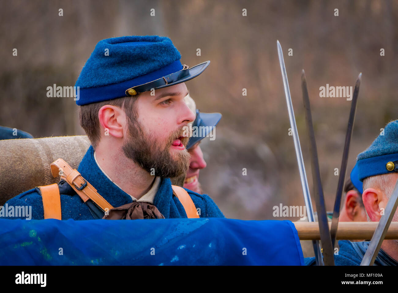 MOORPARK, CA, Stati Uniti d'America - 18 Aprile 2018: Ritratto di uomo con uniforme blu durante la guerra civile Rievocazione storica a Moorpark, CA è la più grande battaglia rievocazione storica a ovest del Mississippi Foto Stock