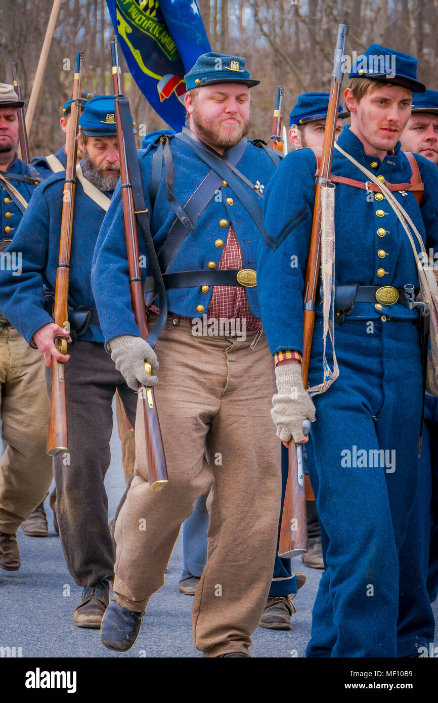 MOORPARK, CA, Stati Uniti d'America - 18 Aprile 2018: persone, indossando uniforme blu durante la rappresentazione della guerra civile Rievocazione storica a Moorpark, CA è la più grande battaglia rievocazione storica a ovest del Mississippi Foto Stock