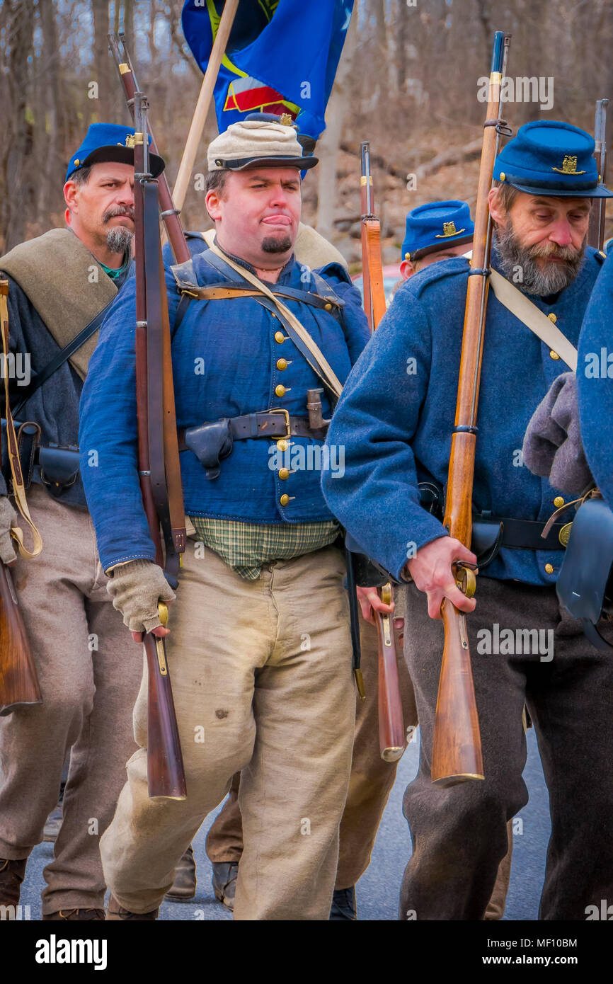 MOORPARK, CA, Stati Uniti d'America - 18 Aprile 2018: persone, indossando uniforme blu durante la rappresentazione della guerra civile Rievocazione storica a Moorpark, CA è la più grande battaglia rievocazione storica a ovest del Mississippi Foto Stock