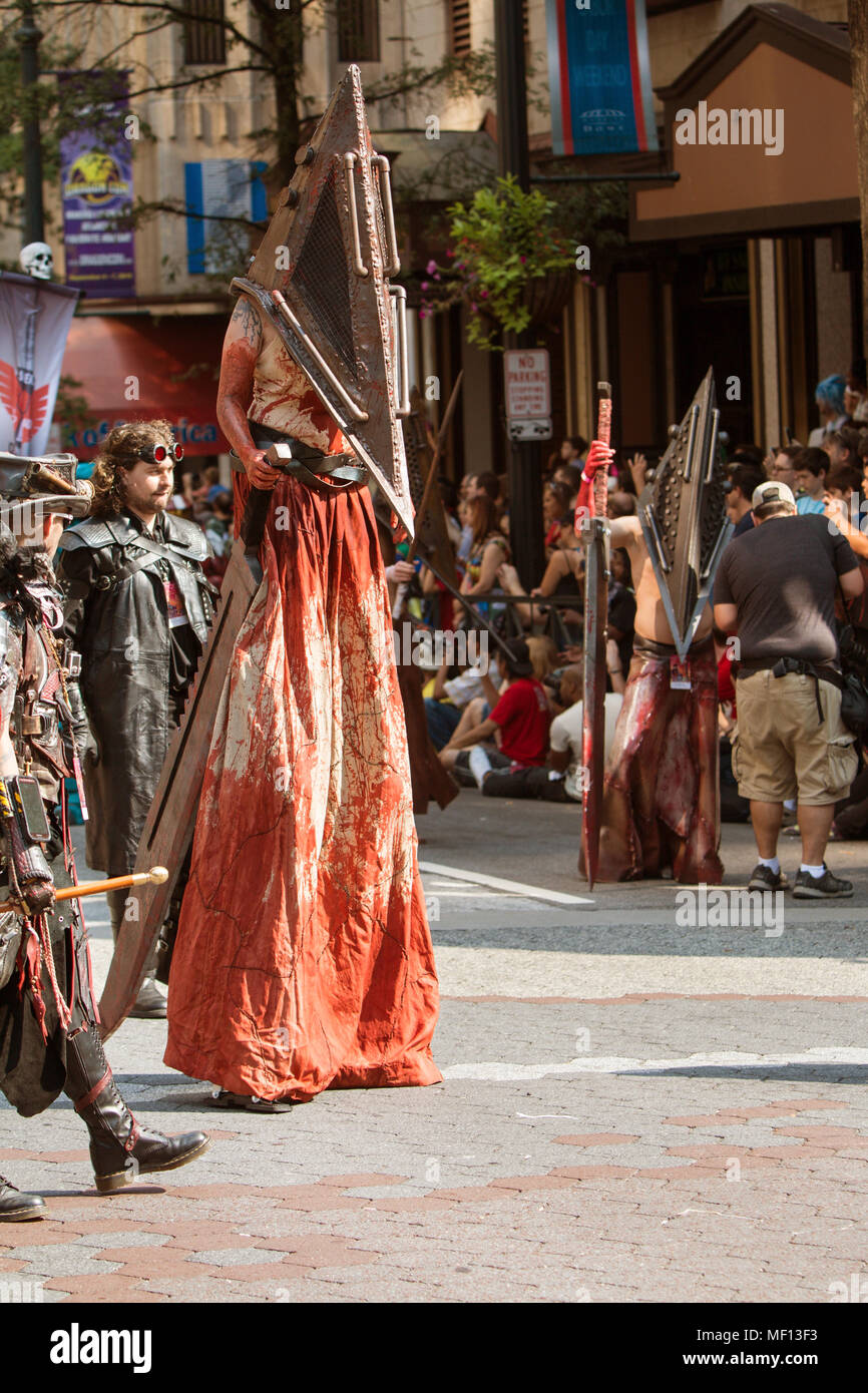 Atlanta, GA, Stati Uniti d'America - 5 Settembre 2015: un uomo su palafitte indossa un pauroso costume insanguinata come egli cammina nel drago annuale con sfilata in Atlanta, GA. Foto Stock