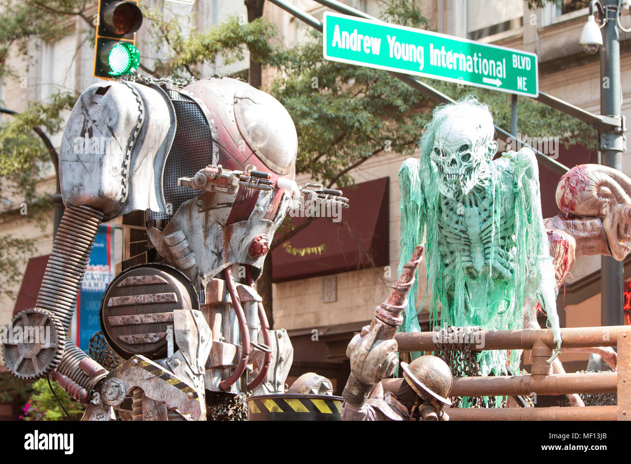 Atlanta, GA, Stati Uniti d'America - 5 Settembre 2015: fantascienza creature spaventare gli spettatori presso il drago annuale con sfilata su Peachtree Street in Atlanta, GA. Foto Stock