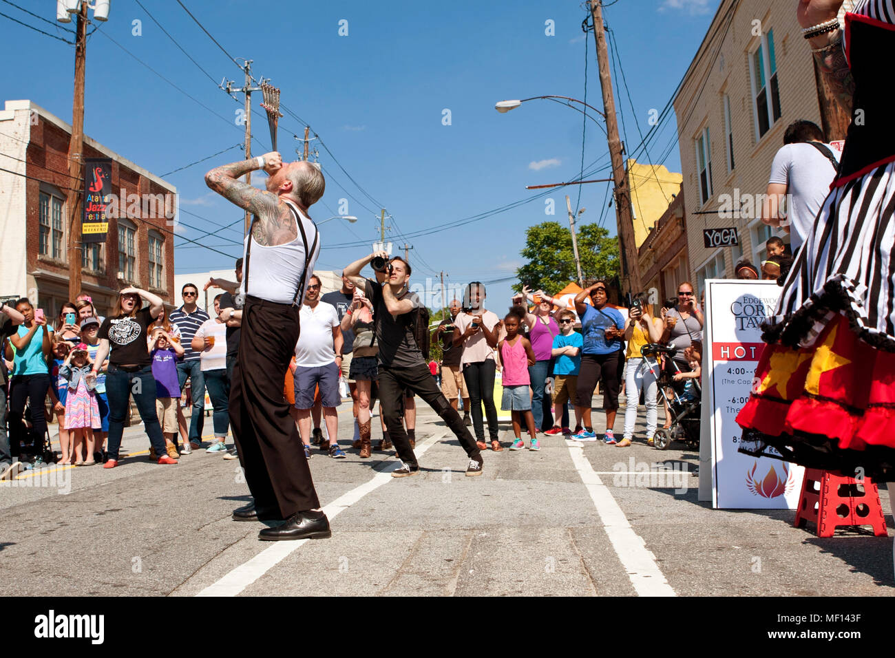 Un freak mostra artista guide con cautela cinque spade giù la sua gola come una folla guarda, il 2 maggio 2015 ad Atlanta, GA. Foto Stock