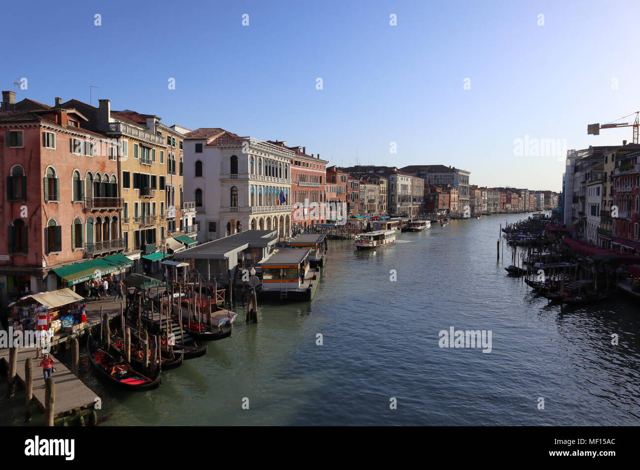 Grand Canal, vista dal Ponte di Rialto, cityscape al tramonto, edifici in luce, Venezia, Italia e Europa Foto Stock