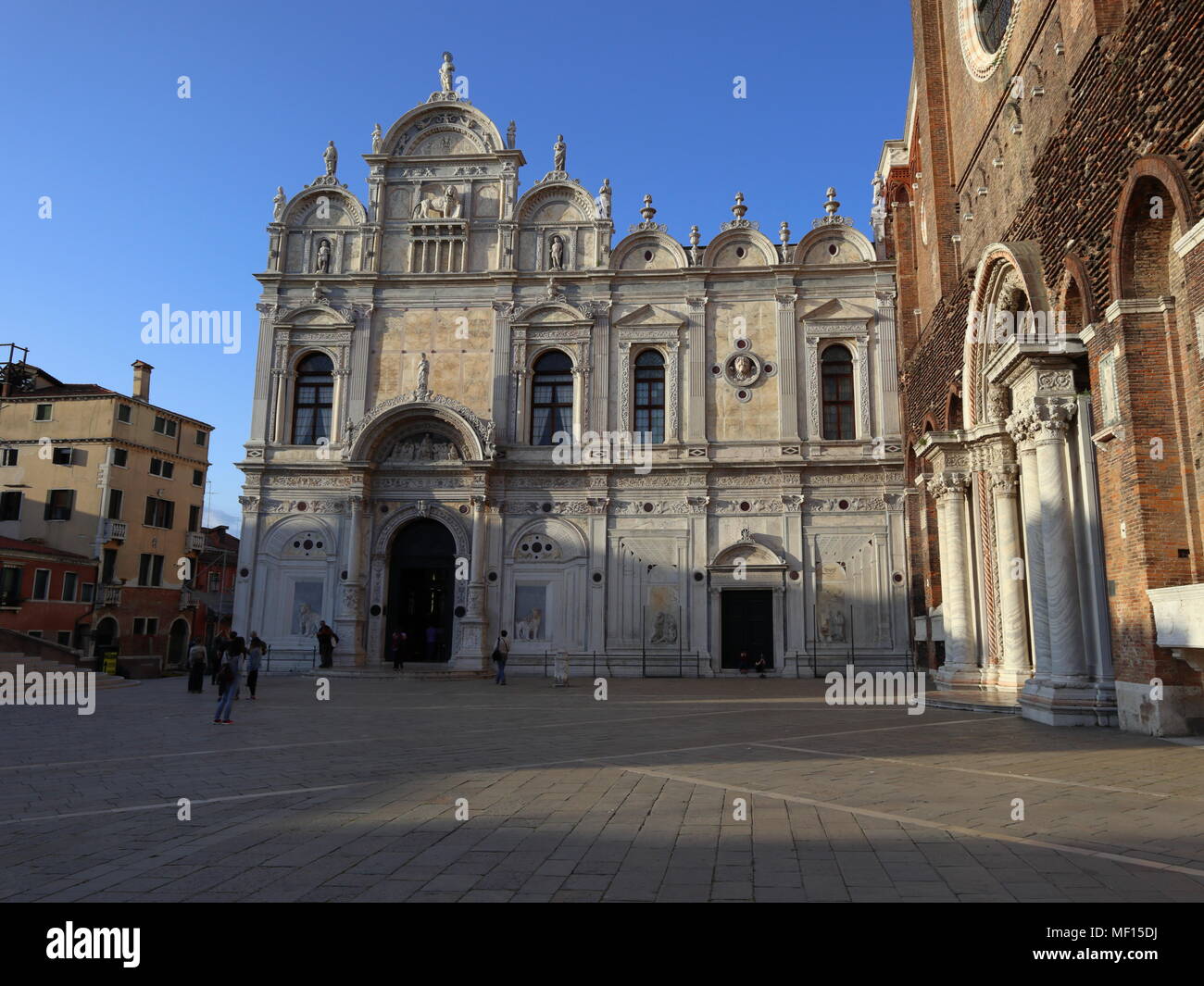 Scuola Grande di San Marco, Ospedale Civile SS Giovanni e Paolo, l'entrata principale dell'ospedale, facciata rinascimentale nella luce del tramonto, Venezia, Italia Foto Stock