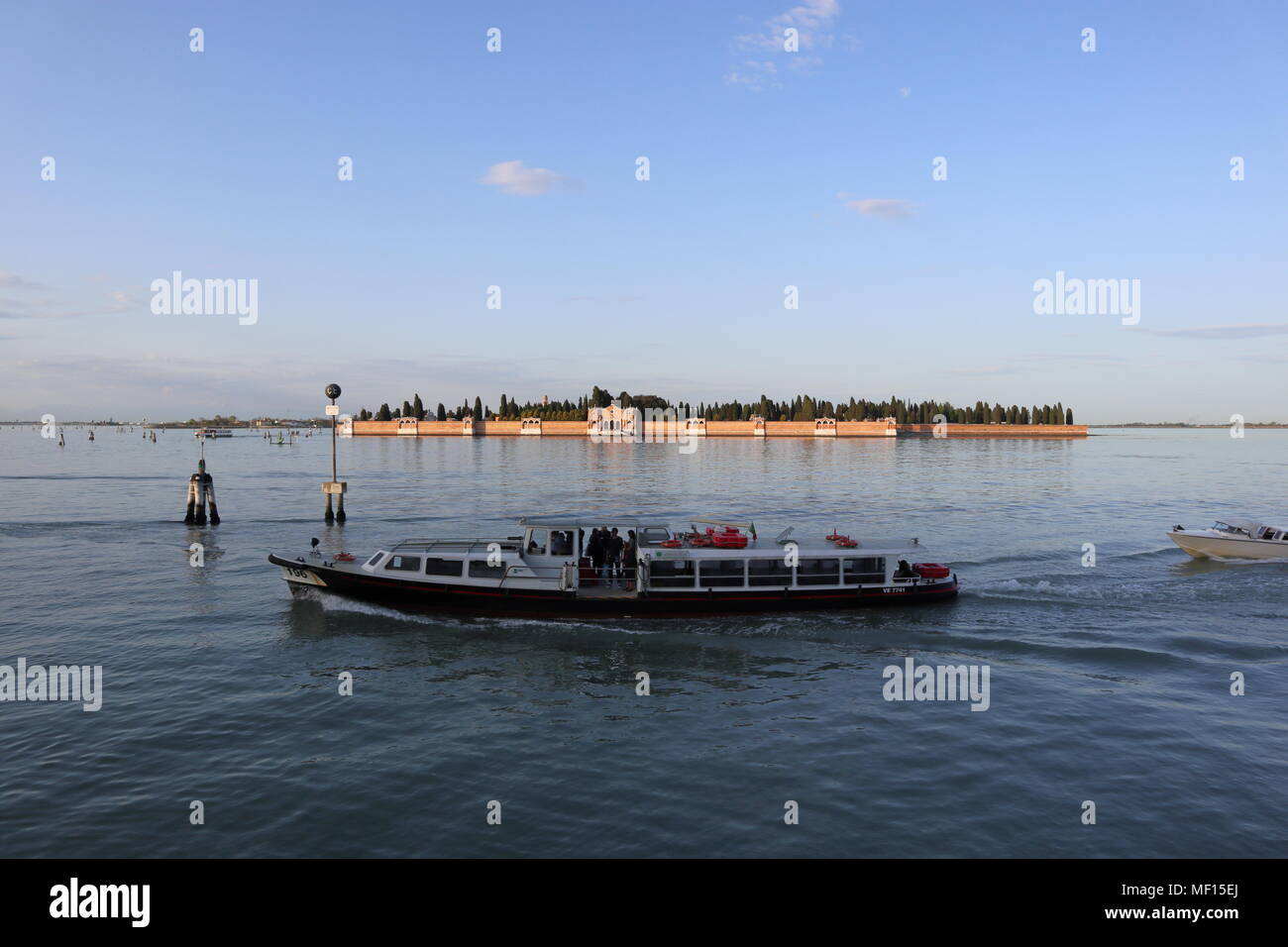 Il vaporetto ( vaporetto ) di fronte all' Isola di San Michele, cimitero isola nella luce del tramonto, laguna di Venezia, Venezia, Italia Foto Stock