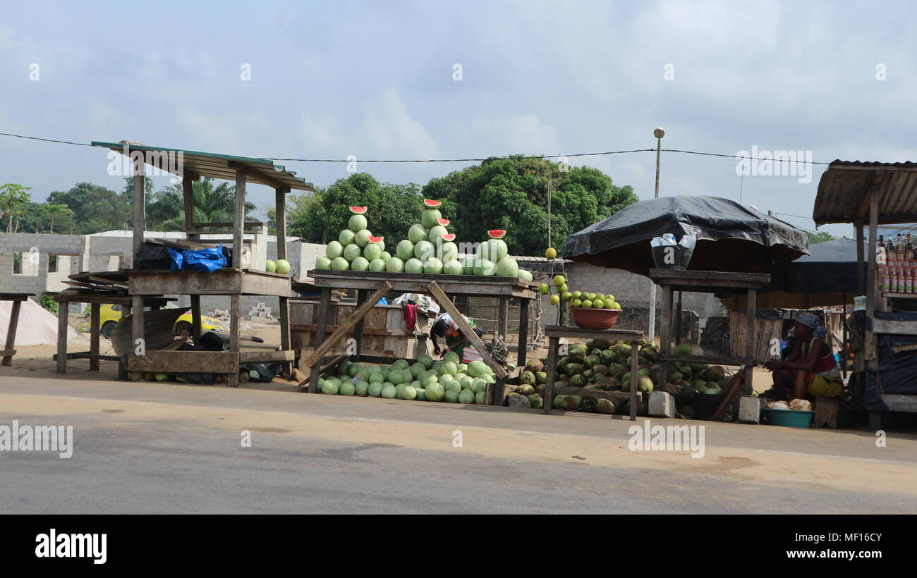 Le donne africane la vendita di cocomeri sulle bancarelle del mercato sul lato della strada, Costa d'Avorio Foto Stock