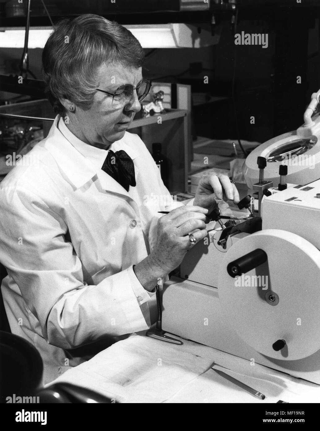 I centri per il controllo delle malattie (CDC) histo-tecnologo in patologia sperimentale ramo Billie Swisher il funzionamento di un processore automatico per tessuti, 1983. Immagine cortesia di centri per il controllo delle malattie. () Foto Stock