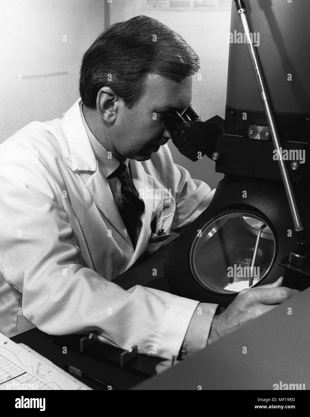 I centri per il controllo delle malattie (CDC) responsabile della patologia sperimentale ramo Francesco Chandler usando un microscopio elettronico a trasmissione (TEM), 1983. Immagine cortesia di centri per il controllo delle malattie. () Foto Stock