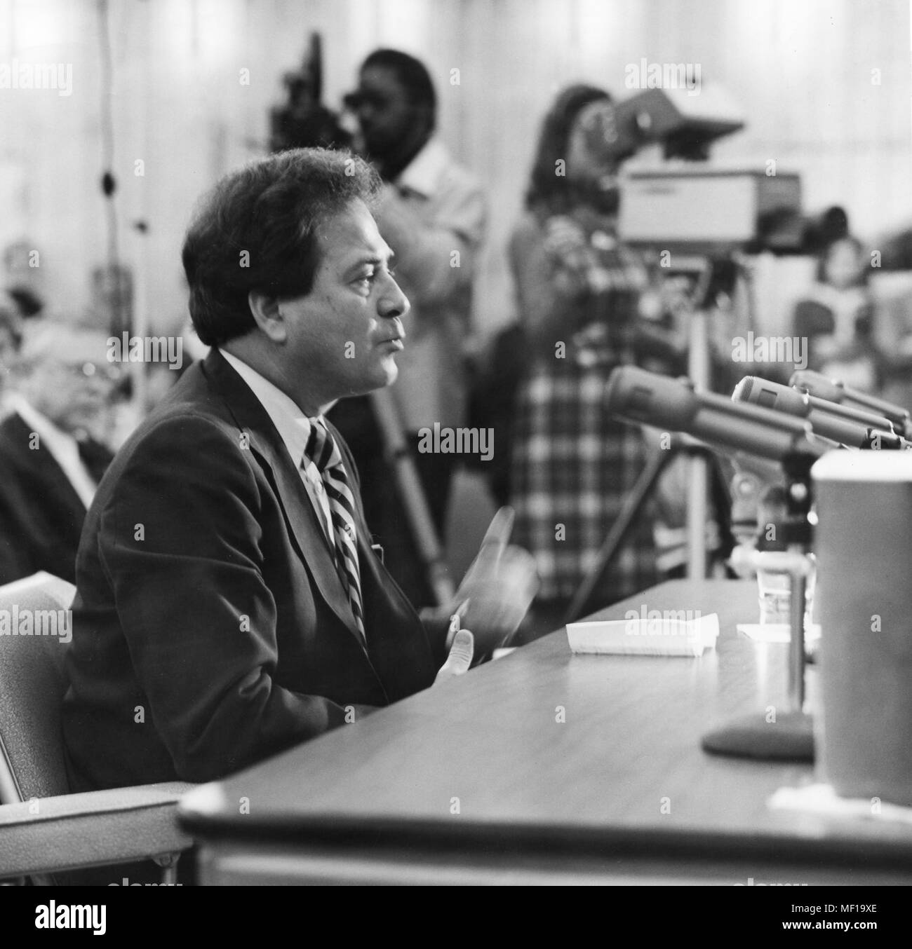 Elliot Levitas, Rappresentante di Georgia, presso i centri per il controllo delle malattie (CDC) commissione del Senato, 1977. Immagine cortesia di centri per il controllo delle malattie. () Foto Stock