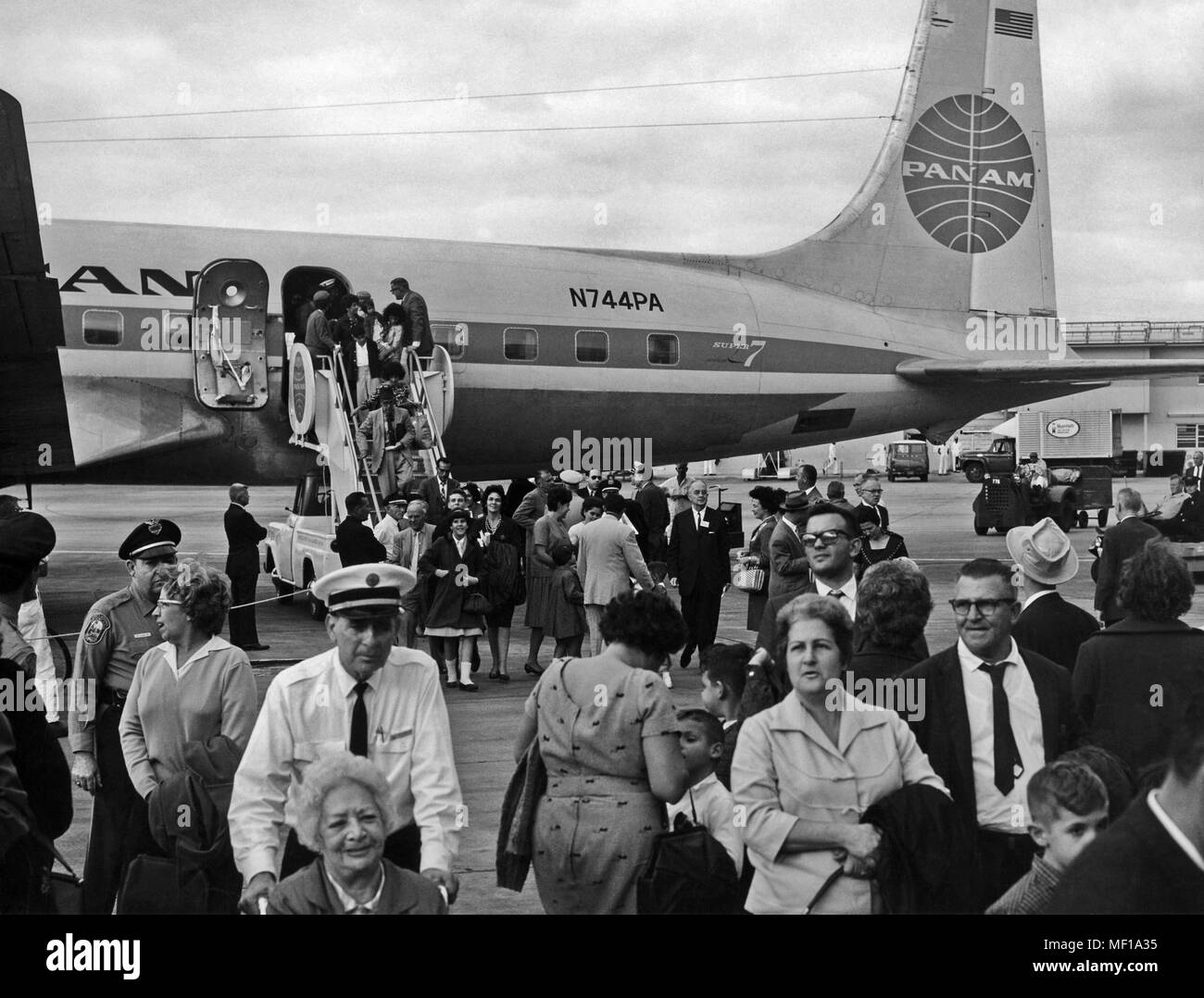 Numerosi cittadini cubani che arrivano a Miami in Florida, massa cubano-emigrazione, ottobre 1965. Immagine cortesia di centri per il controllo delle malattie (CDC). () Foto Stock