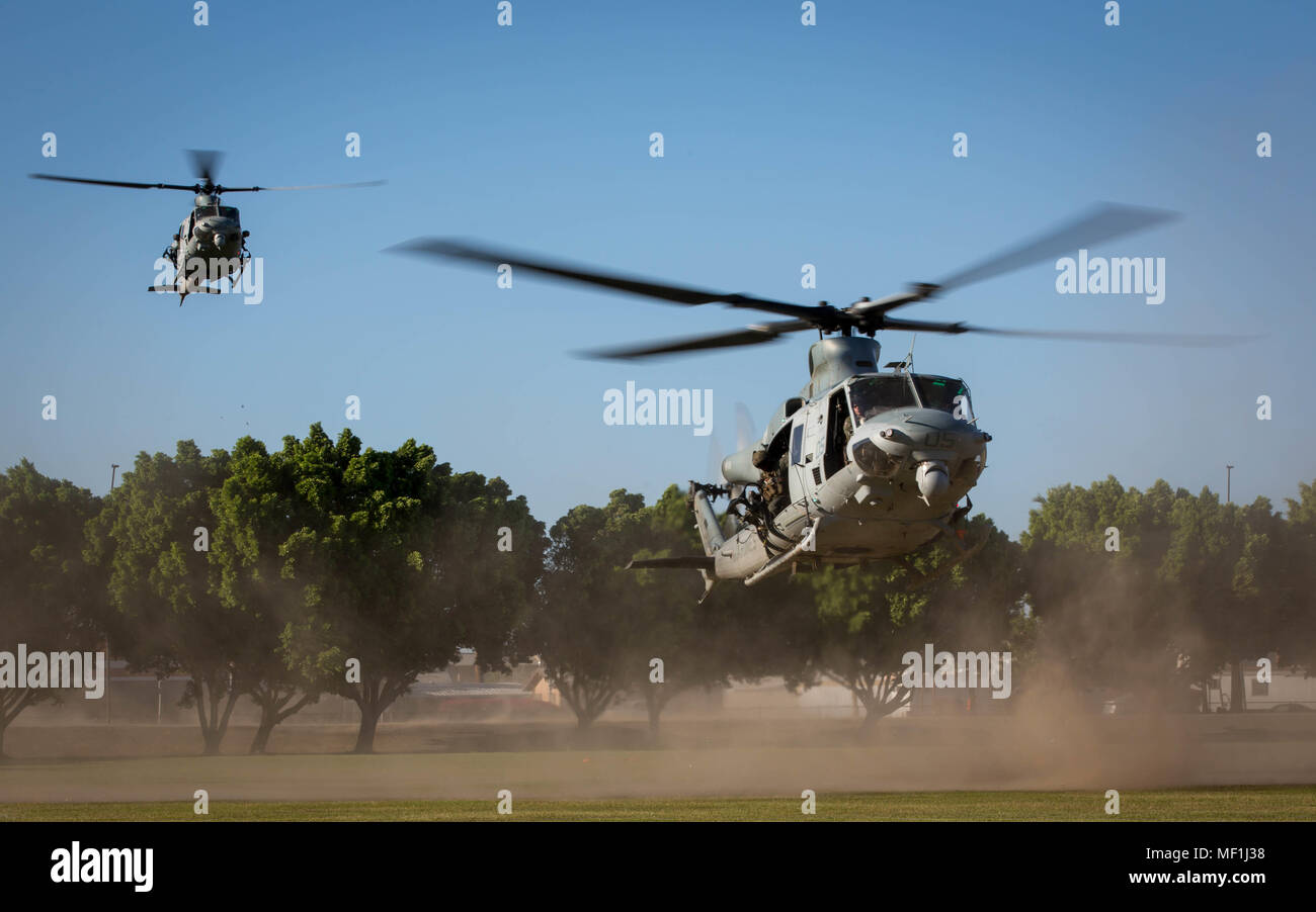 Stati Uniti Marine Corps UH-1Y veleni assegnato alle Marine Aviation di armi e tattiche del squadron 1 prepararsi a terra straniera durante l assistenza umanitaria agli sfollati interni. L'esercizio era a sostegno di armi e tattiche Instructor 2-18 al Kiwanis Park, Yuma, Ariz., 20 aprile. WTI è di sette settimane di formazione evento ospitato da Marine Aviation di armi e tattiche del squadron 1 cadre, in cui si sottolinea che un'integrazione operativa delle sei funzioni del Marine Corps aviation a sostegno di un Marine Air Ground Task Force e fornisce funzionalità standardizzate tattico avanzato per la formazione e la certificazione UNI Foto Stock