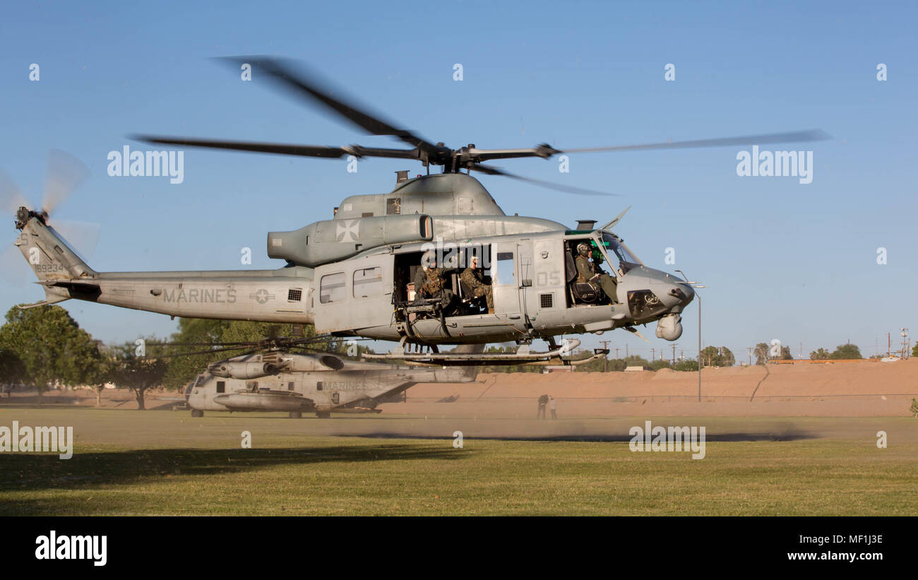 Il Mag. Gen. William Mullen, comandante generale della Marina Air-Ground Task Force comando di formazione, Marine Corps aria combattimento di massa centro e personale stranieri partono assistenza umanitaria agli sfollati interni in un UH-1Y Venom assegnato a MAWTS-1. L'esercizio era a sostegno di armi e tattiche Instructor 2-18 al Kiwanis Park, Yuma, Ariz., 20 aprile. WTI è di sette settimane di formazione evento ospitato da Marine Aviation di armi e tattiche del squadron 1 cadre, in cui si sottolinea che un'integrazione operativa delle sei funzioni del Marine Corps aviation a sostegno di un Marine Air Ground Task Force un Foto Stock
